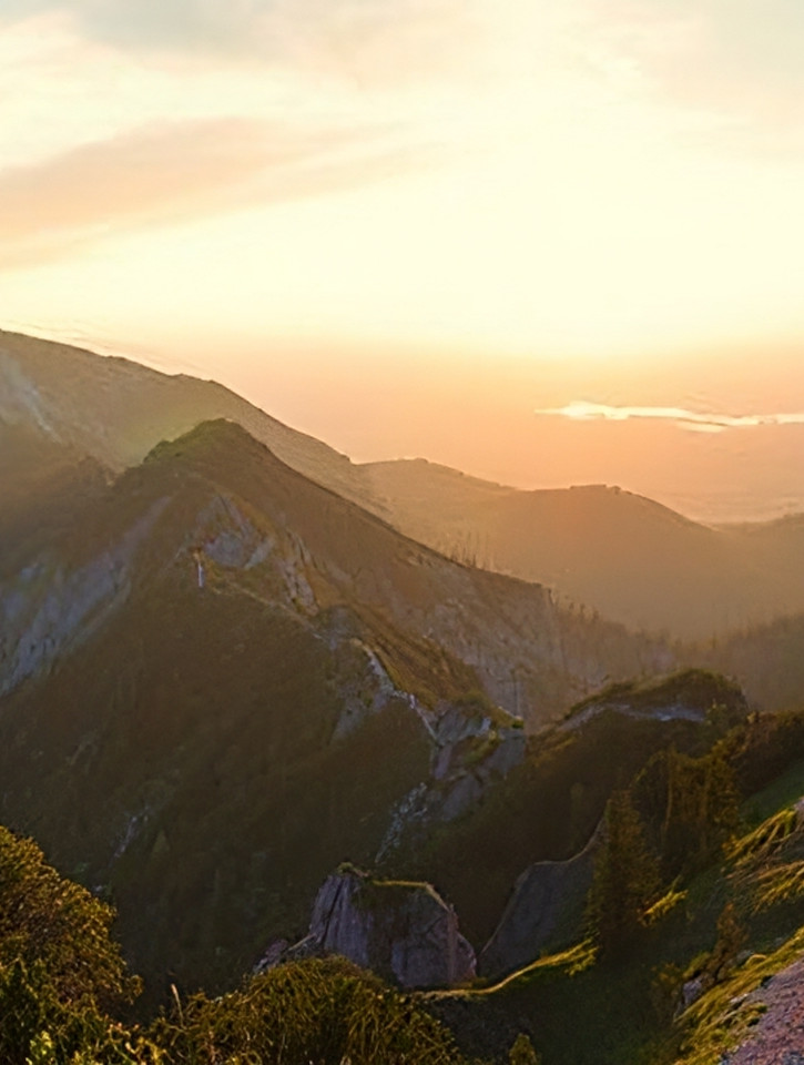 Image du soleil en altitude, sur une montagne.