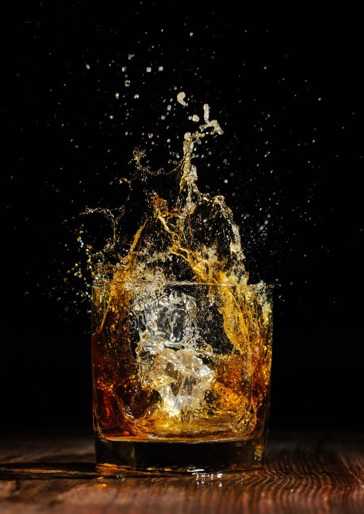 Verre de rhum sur un table en bois
