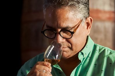 Jerry Gitany mesurant la nature olfactive d'un rhum.